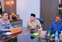 Kapolda NTB Irjen Pol. Kalingga Rendra Raharja Menerima Kunjungan Silaturahmi Anggota DPR RI Muazzim Akbar di Ruang Kerja Kapolda NTB.