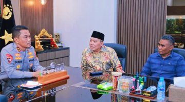 Kapolda NTB Irjen Pol. Kalingga Rendra Raharja Menerima Kunjungan Silaturahmi Anggota DPR RI Muazzim Akbar di Ruang Kerja Kapolda NTB.