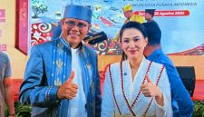 Bupati Sumbawa Syarafuddin Jarot Bersama Gubernur Maluku Utara saat Mengikuti Rakernas XII Jaringan Kota Pusaka Indonesia di Kota Ternate. Dalam Forum Tersebut, Sumbawa Ditetapkan Sebagai Tuan Rumah Rakernas Jaringan Kota Pusaka Indonesia 2028.