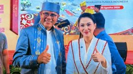 Bupati Sumbawa Syarafuddin Jarot Bersama Gubernur Maluku Utara saat Mengikuti Rakernas XII Jaringan Kota Pusaka Indonesia di Kota Ternate. Dalam Forum Tersebut, Sumbawa Ditetapkan Sebagai Tuan Rumah Rakernas Jaringan Kota Pusaka Indonesia 2028.