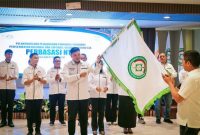 Ketua Perbasasi NTB Terpilih Muhammad Putera Ferryandi Menerima Pataka Perbasasi NTB Dalam Momentum Pelantikan Pengurus Periode 2026-2030 di Mataram.