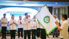 Ketua Perbasasi NTB Terpilih Muhammad Putera Ferryandi Menerima Pataka Perbasasi NTB Dalam Momentum Pelantikan Pengurus Periode 2026-2030 di Mataram.