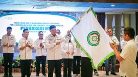 Ketua Perbasasi NTB Terpilih Muhammad Putera Ferryandi Menerima Pataka Perbasasi NTB Dalam Momentum Pelantikan Pengurus Periode 2026-2030 di Mataram.