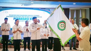 Ketua Perbasasi NTB Terpilih Muhammad Putera Ferryandi Menerima Pataka Perbasasi NTB Dalam Momentum Pelantikan Pengurus Periode 2026-2030 di Mataram.