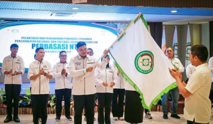 Muhammad Putera Ferryandi menerima Pataka Perbasasi NTB dalam pelantikan pengurus 2026-2030.