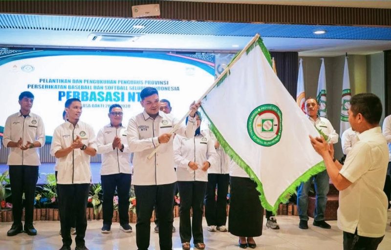 Ketua Perbasasi NTB Terpilih Muhammad Putera Ferryandi Menerima Pataka Perbasasi NTB Dalam Momentum Pelantikan Pengurus Periode 2026-2030 di Mataram.