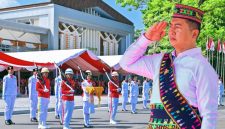 Gubernur NTB Lalu Muhamad Iqbal Mengenakan Pakaian Adat Manggarai Saat Menjadi Inspektur Upacara HUT ke-81 Kemerdekaan RI di Halaman Kantor Gubernur NTB, Mataram, Senin (17/8/2026).