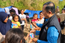 Gubernur NTB Lalu Muhamad Iqbal Berbincang Dengan Warga dan Membagikan Cokelat Kepada Anak-Anak di Lokasi Pengungsian Korban Gempa Manggarai Timur, NTT.