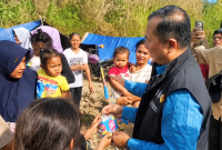 Gubernur NTB Lalu Muhamad Iqbal Berbincang Dengan Warga dan Membagikan Cokelat Kepada Anak-Anak di Lokasi Pengungsian Korban Gempa Manggarai Timur, NTT.