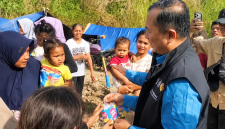 Gubernur NTB Lalu Muhamad Iqbal Berbincang Dengan Warga dan Membagikan Cokelat Kepada Anak-Anak di Lokasi Pengungsian Korban Gempa Manggarai Timur, NTT.