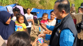 Gubernur NTB Lalu Muhamad Iqbal Berbincang Dengan Warga dan Membagikan Cokelat Kepada Anak-Anak di Lokasi Pengungsian Korban Gempa Manggarai Timur, NTT.
