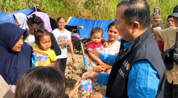 Gubernur NTB Lalu Muhamad Iqbal Berbincang Dengan Warga dan Membagikan Cokelat Kepada Anak-Anak di Lokasi Pengungsian Korban Gempa Manggarai Timur, NTT.