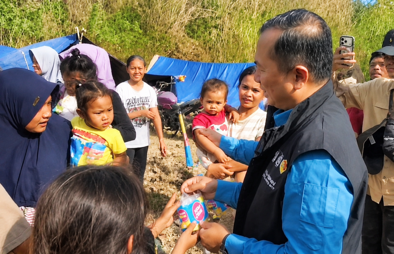 Gubernur NTB Lalu Muhamad Iqbal Berbincang Dengan Warga dan Membagikan Cokelat Kepada Anak-Anak di Lokasi Pengungsian Korban Gempa Manggarai Timur, NTT.