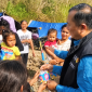 Gubernur NTB Lalu Muhamad Iqbal Berbincang Dengan Warga dan Membagikan Cokelat Kepada Anak-Anak di Lokasi Pengungsian Korban Gempa Manggarai Timur, NTT.