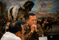 Gubernur NTB Lalu Muhamad Iqbal dengan latar ilustrasi Kuda Troya, Menggambarkan Sorotan Mi6 terhadap Dinamika Pencalonan Ketua KONI NTB Periode 2026-2030.
