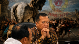 Gubernur NTB Lalu Muhamad Iqbal dengan latar ilustrasi Kuda Troya, Menggambarkan Sorotan Mi6 terhadap Dinamika Pencalonan Ketua KONI NTB Periode 2026-2030.