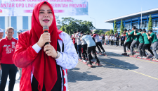 Sebanyak 270 ASN dari 30 OPD Lingkungan Pemprov NTB Mengikuti Lomba Olahraga Tradisional Dalam Rangka Memeriahkan HUT ke-81 RI di Gelanggang Pemuda Olahraga Mataram. Kegiatan Tersebut Dibuka Secara Resmi oleh Wakil Gubernur NTB, Hj. Indah Dhamayanti Putri.