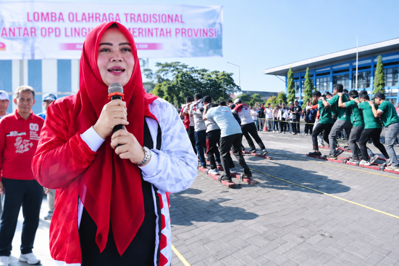 Sebanyak 270 ASN dari 30 OPD Lingkungan Pemprov NTB Mengikuti Lomba Olahraga Tradisional Dalam Rangka Memeriahkan HUT ke-81 RI di Gelanggang Pemuda Olahraga Mataram. Kegiatan Tersebut Dibuka Secara Resmi oleh Wakil Gubernur NTB, Hj. Indah Dhamayanti Putri.