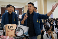 Ketua DPM Universitas Mataram Maulana saat Menyampaikan Sikap Terkait Polemik Pergeseran Dana BTT Rp484 Miliar dan Rencana Gugatan ke PTUN Mataram.