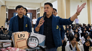 Ketua DPM Universitas Mataram Maulana saat Menyampaikan Sikap Terkait Polemik Pergeseran Dana BTT Rp484 Miliar dan Rencana Gugatan ke PTUN Mataram.