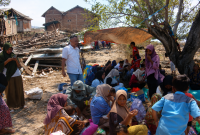 Warga Kabupaten Bima Mengungsi ke Wilayah Dataran Tinggi Setelah Gempa M7,7 Mengguncang Wilayah Flores, Nusa Tenggara Timur, Sabtu (15/8/2026).