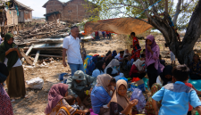 Warga Kabupaten Bima Mengungsi ke Wilayah Dataran Tinggi Setelah Gempa M7,7 Mengguncang Wilayah Flores, Nusa Tenggara Timur, Sabtu (15/8/2026).