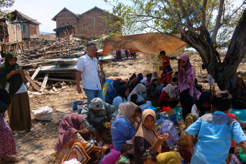 Warga Kabupaten Bima Mengungsi ke Wilayah Dataran Tinggi Setelah Gempa M7,7 Mengguncang Wilayah Flores, Nusa Tenggara Timur, Sabtu (15/8/2026).