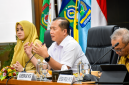 Gubernur NTB Lalu Muhamad Iqbal Didampingi Wakil Gubernur Indah Damayanti Putri dan Sekda Saat Memimpin Rapat Pimpinan Pemprov NTB Untuk Membahas Pembenahan Pemerintahan, Penataan ASN, Kesiapsiagaan Bencana dan Pemulihan Desa Adat Sade.