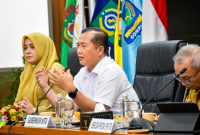 Gubernur NTB Lalu Muhamad Iqbal Didampingi Wakil Gubernur Indah Damayanti Putri dan Sekda Saat Memimpin Rapat Pimpinan Pemprov NTB Untuk Membahas Pembenahan Pemerintahan, Penataan ASN, Kesiapsiagaan Bencana dan Pemulihan Desa Adat Sade.