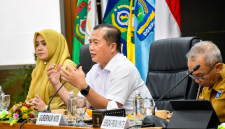 Gubernur NTB Lalu Muhamad Iqbal Didampingi Wakil Gubernur Indah Damayanti Putri dan Sekda Saat Memimpin Rapat Pimpinan Pemprov NTB Untuk Membahas Pembenahan Pemerintahan, Penataan ASN, Kesiapsiagaan Bencana dan Pemulihan Desa Adat Sade.