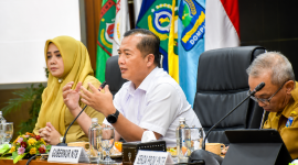 Gubernur NTB Lalu Muhamad Iqbal Didampingi Wakil Gubernur Indah Damayanti Putri dan Sekda Saat Memimpin Rapat Pimpinan Pemprov NTB Untuk Membahas Pembenahan Pemerintahan, Penataan ASN, Kesiapsiagaan Bencana dan Pemulihan Desa Adat Sade.
