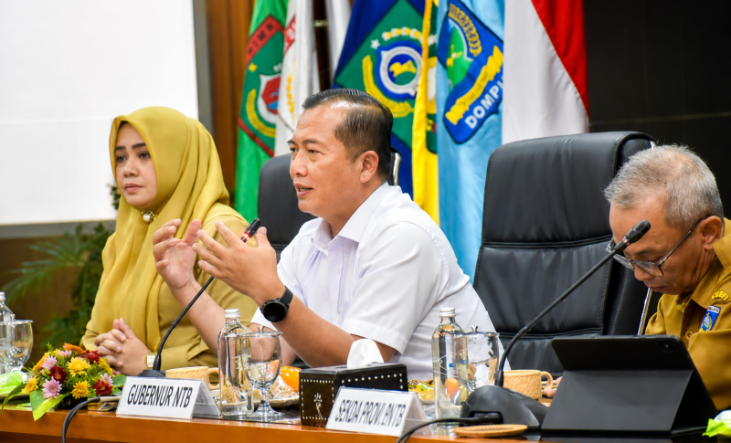 Gubernur NTB Lalu Muhamad Iqbal Didampingi Wakil Gubernur Indah Damayanti Putri dan Sekda Saat Memimpin Rapat Pimpinan Pemprov NTB Untuk Membahas Pembenahan Pemerintahan, Penataan ASN, Kesiapsiagaan Bencana dan Pemulihan Desa Adat Sade.