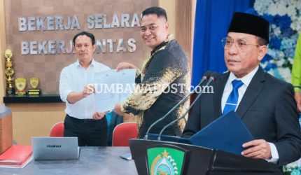 Tim kuasa hukum H Afandir menyerahkan laporan Kabag Kesra Bima ke Polda NTB