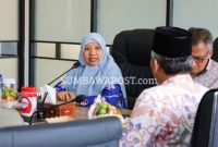 Pelaksana Tugas Bupati Lombok Barat Hj. Nurul Adha Memimpin Rapat Koordinasi Penanganan Kekeringan di Kantor Bupati Lombok Barat, Kamis (10/9/2026).