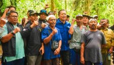 Gubernur NTB Lalu Muhamad Iqbal Saat Meninjau Kawasan Hutan Sesaot, Lombok Barat, Bersama Jajaran Kehutanan, Gapoktan dan Pemerintah Desa Penyangga.