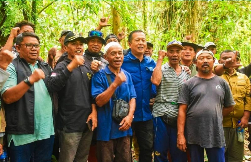 Gubernur NTB Lalu Muhamad Iqbal Saat Meninjau Kawasan Hutan Sesaot, Lombok Barat, Bersama Jajaran Kehutanan, Gapoktan dan Pemerintah Desa Penyangga.