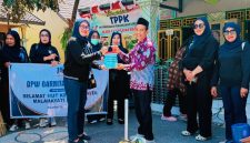 Garnita Malahayati NasDem NTB melakukan restorasi fasilitas kakus sekolah dalam rangka HUT ke-15 melalui gerakan GARNITA PEDULI.