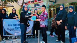 Garnita Malahayati NasDem NTB melakukan restorasi fasilitas kakus sekolah dalam rangka HUT ke-15 melalui gerakan GARNITA PEDULI.