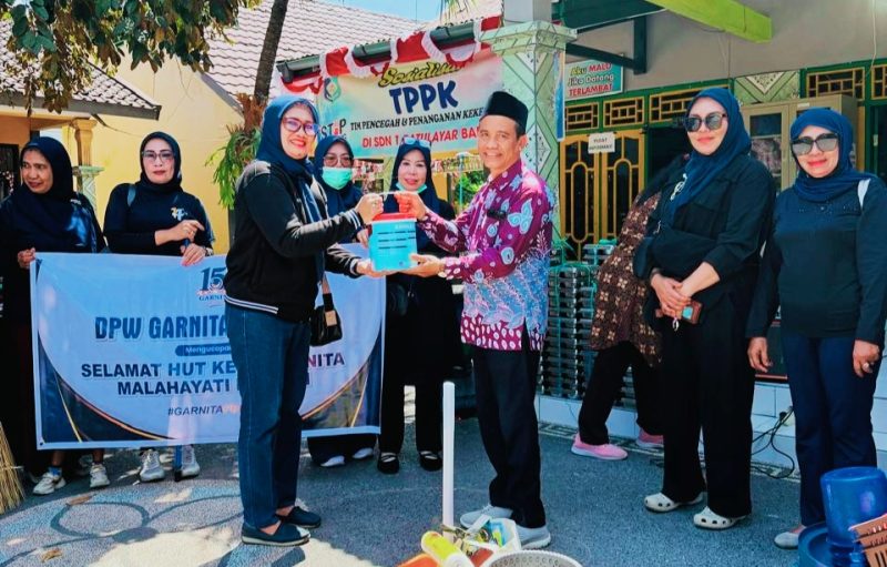 Garnita Malahayati NasDem NTB melakukan restorasi fasilitas kakus sekolah dalam rangka HUT ke-15 melalui gerakan GARNITA PEDULI.