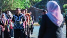 Wagub NTB Indah Dhamayanti Putri Bersama Jajaran ASN Saat Apel Pagi di Dinas Pertanian dan Ketahanan Pangan Provinsi NTB.