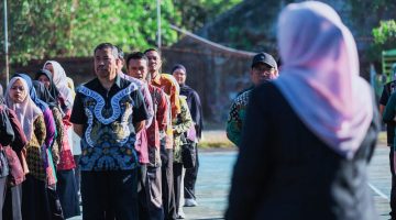 Wagub NTB Indah Dhamayanti Putri Bersama Jajaran ASN Saat Apel Pagi di Dinas Pertanian dan Ketahanan Pangan Provinsi NTB.