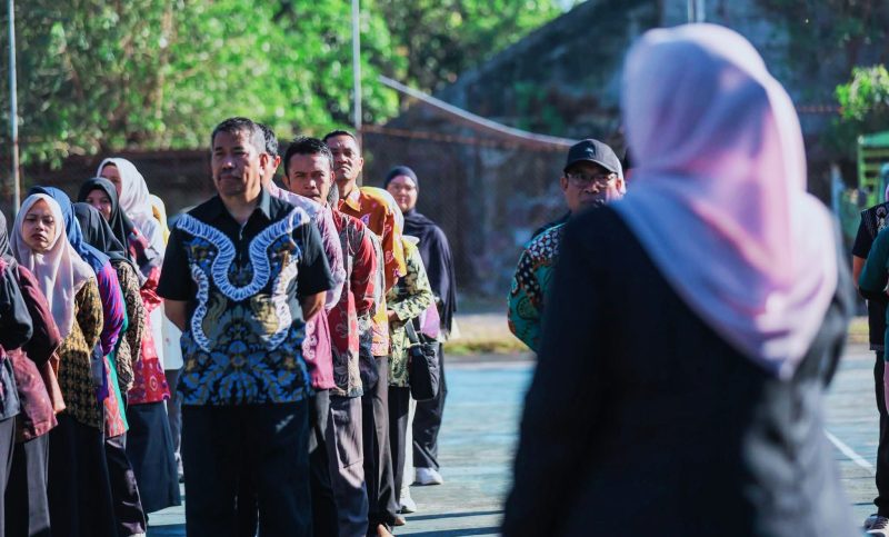 Wagub NTB Indah Dhamayanti Putri Bersama Jajaran ASN Saat Apel Pagi di Dinas Pertanian dan Ketahanan Pangan Provinsi NTB.