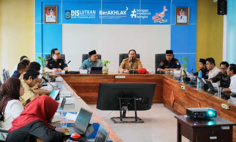 Kepala Dinas Kelautan dan Perikanan NTB Muslim Bersama Jajaran Menerima Kunjungan Kerja Dinas Kelautan dan Perikanan Maluku Utara untuk Mempelajari Pengelolaan Sumber Daya Kelautan dan Perikanan.