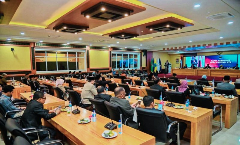 Laporan Gubernur Iqbal dalam Rapat Paripurna DPRD Provinsi NTB saat Menyampaikan Pandangan Pemerintah Terhadap Hasil Evaluasi Menteri Dalam Negeri Terkait Rancangan Peraturan Daerah Tentang Pertanggungjawaban Pelaksanaan APBD Tahun Anggaran 2025 beserta Rancangan Peraturan Gubernur tentang Penjabarannya. 