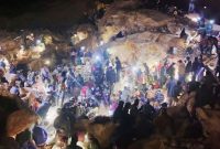 Petugas Melakukan Proses Evakuasi Korban Longsor di Kawasan Tambang Rakyat Lawang Tua, Kecamatan Lantung, Sumbawa.
