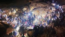 Petugas Melakukan Proses Evakuasi Korban Longsor di Kawasan Tambang Rakyat Lawang Tua, Kecamatan Lantung, Sumbawa.