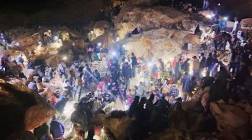 Petugas Melakukan Proses Evakuasi Korban Longsor di Kawasan Tambang Rakyat Lawang Tua, Kecamatan Lantung, Sumbawa.