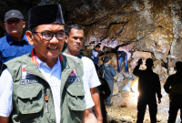 Wabup Sumbawa H. Mohamad Ansori Saat Mendatangi Rumah Duka Korban Longsor Tambang Rakyat Lantung