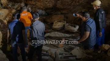 Tim Kepolisian Saat Melakukan Olah TKP di Lokasi Pertambangan Rakyat Lantung, Kabupaten Sumbawa.