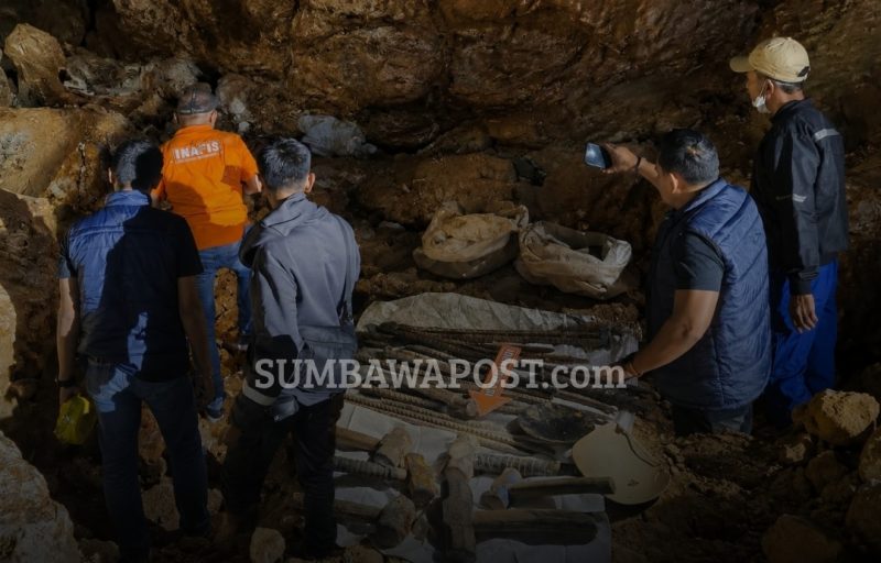 Tim Kepolisian Saat Melakukan Olah TKP di Lokasi Pertambangan Rakyat Lantung, Kabupaten Sumbawa.